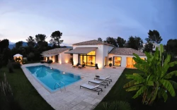 Construction maison contemporaine dans le Var